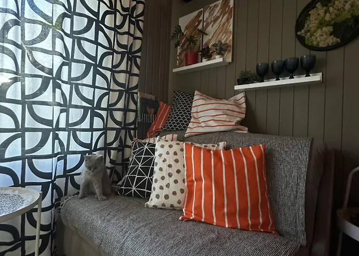 Amazing Little House On An Island With Garden 里加